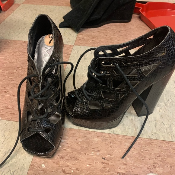 Black lace up chunky heel - Picture 3 of 3